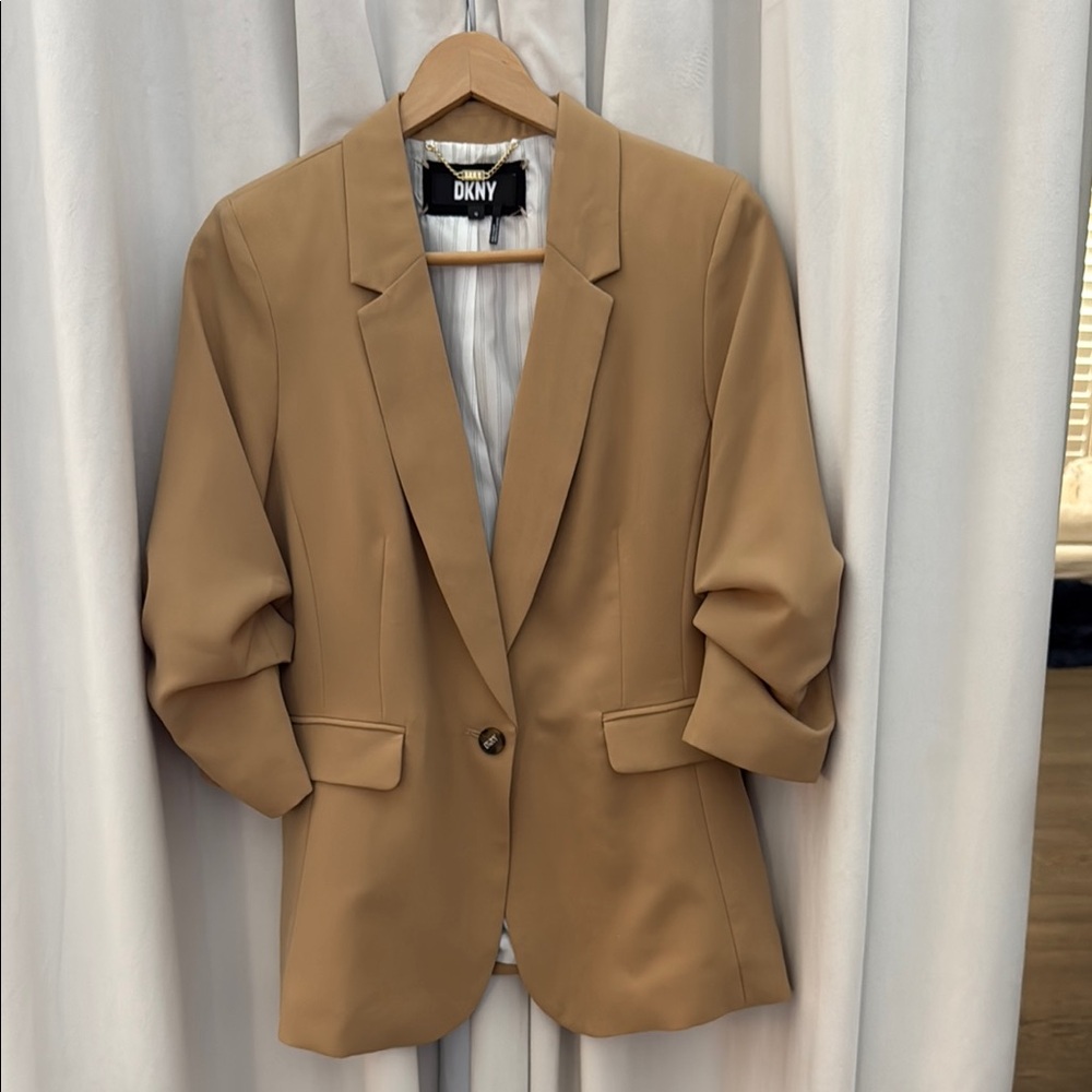 DKNY Tan Tailored Blazer with Notched Lapels 3/4 length sleeves Size 10